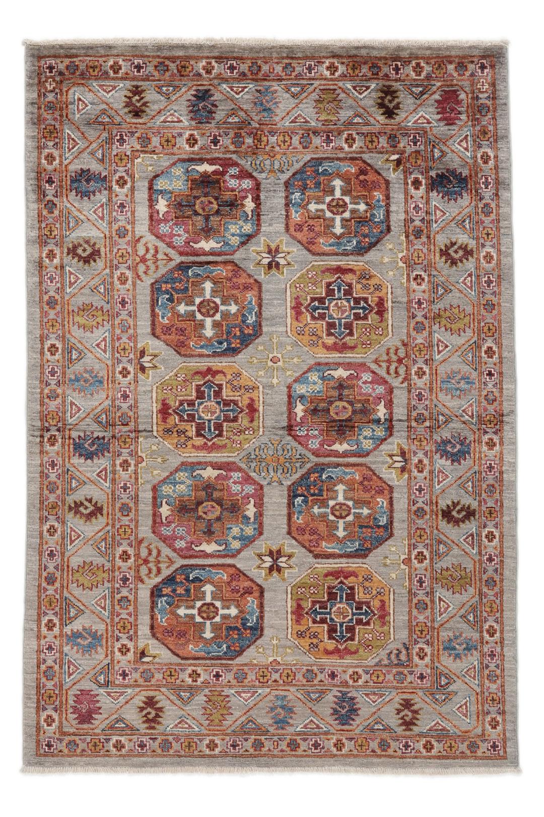 Un covor afgan înnodat manual cu un câmp gri și medalioane geometrice colorate