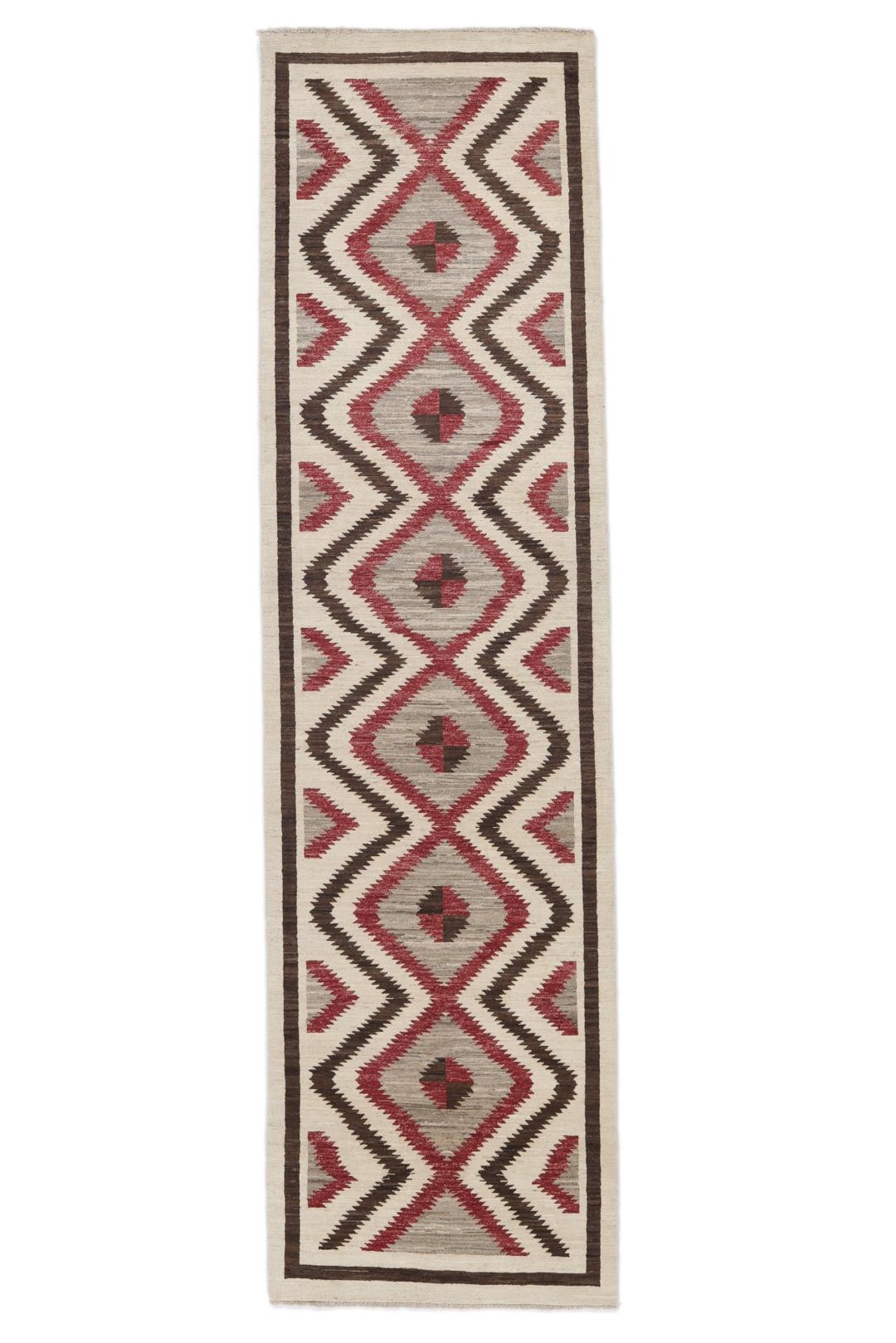 Een handgeknoopte Afghaanse loper met een gedurfd geometrisch ruitpatroon in rode, bruine en beige tinten.