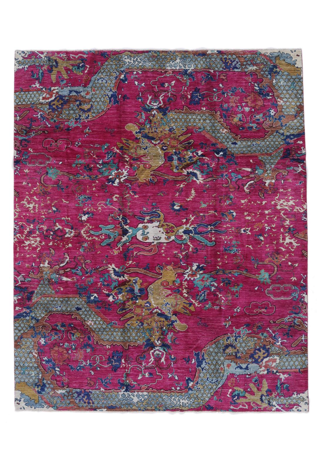 Un tapis afghan vibrant avec des motifs figuratifs dans des tons roses et bleus.
