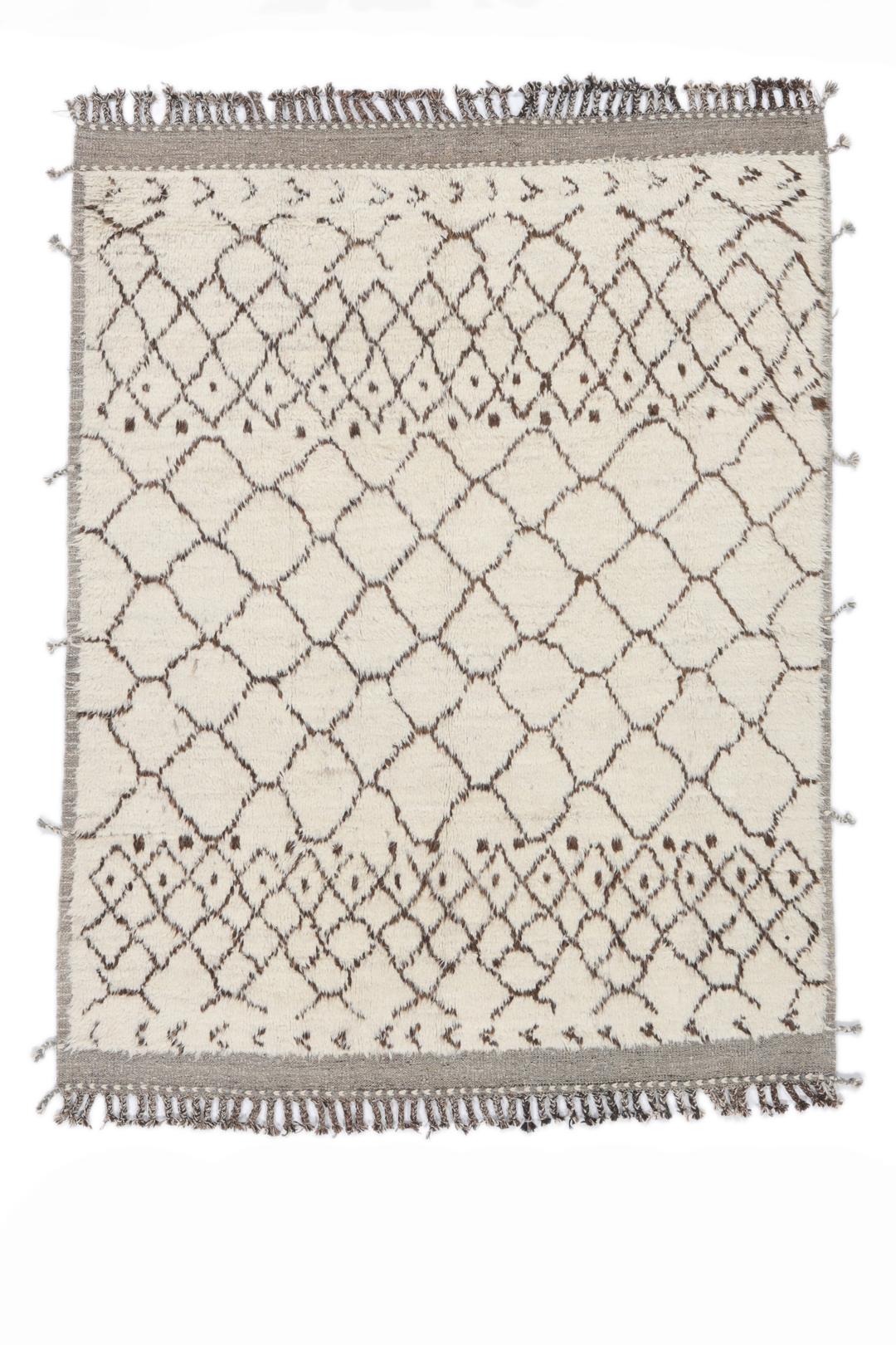 Een handgeknoopt kleed in Berberstijl uit Afghanistan met een neutraal beige en bruin geometrisch patroon.