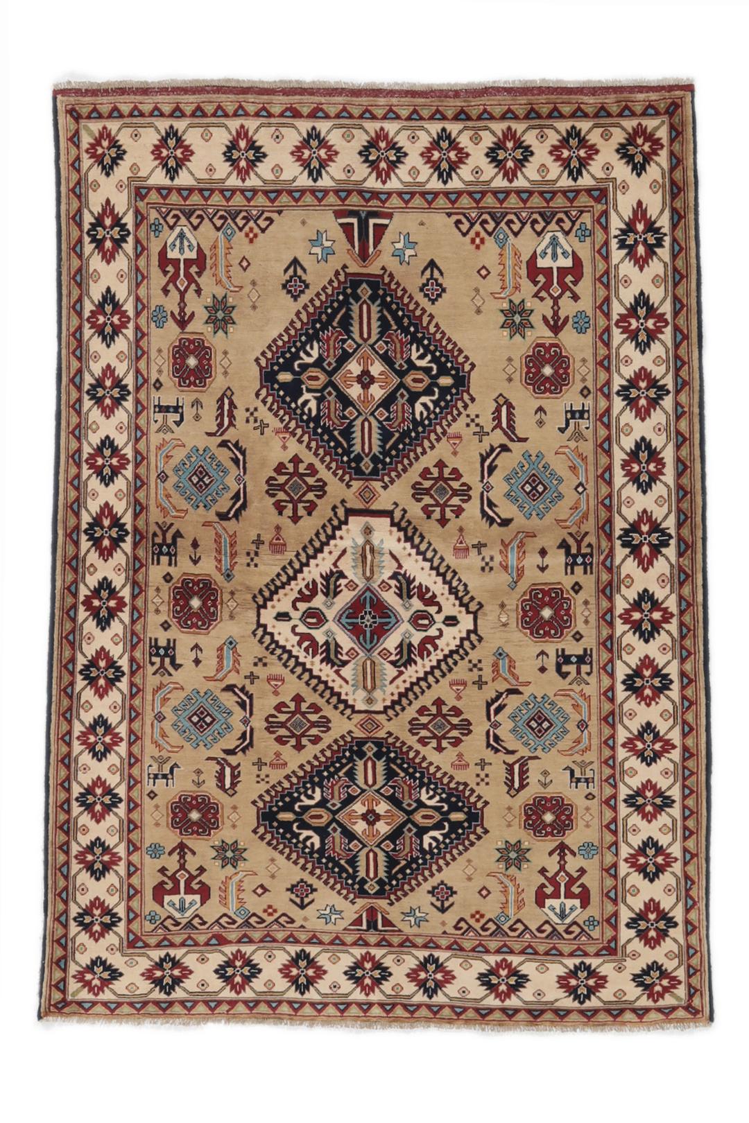 Håndknyttet afghansk tæppe i beige med traditionelle geometriske mønstre og medaljoner.