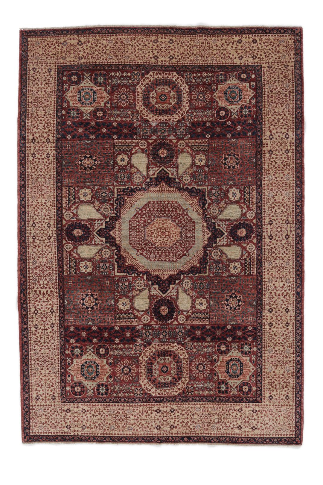 Et håndknyttet afghansk Mamluk-tæppe i rød og beige med geometriske medaljonmønstre.