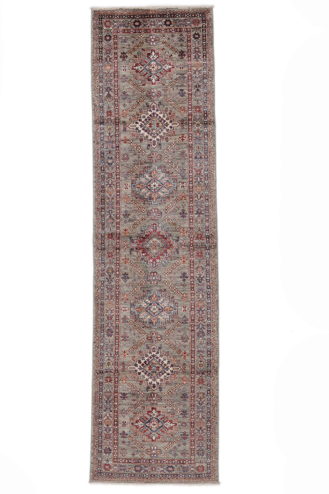 Covor tip pasarelă Kazak înnodat manual din Afganistan, cu medalioane geometrice în tonuri de gri.