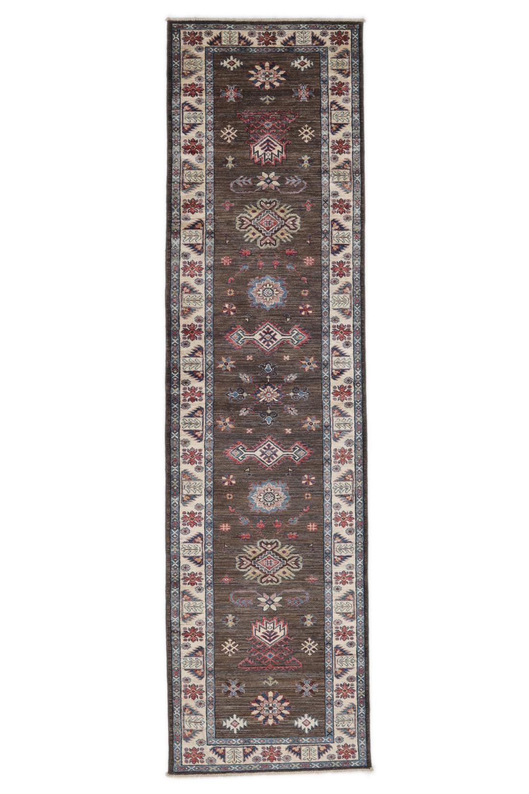 Un tapis Kazak afghan noué à la main avec un champ marron et des motifs tribaux géométriques.