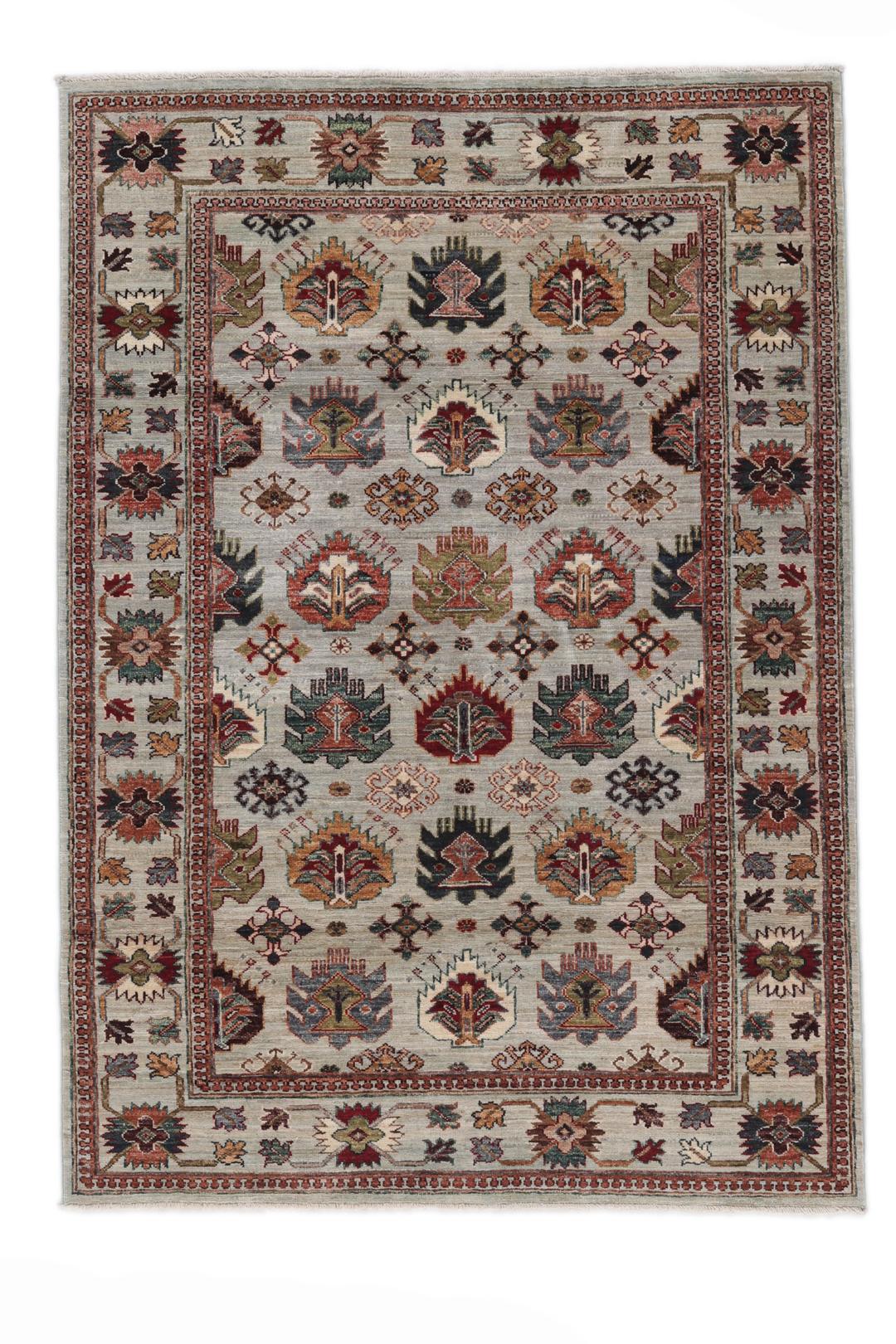 Tapis Kazak noué à la main originaire d'Afghanistan avec un fond gris et des motifs traditionnels.