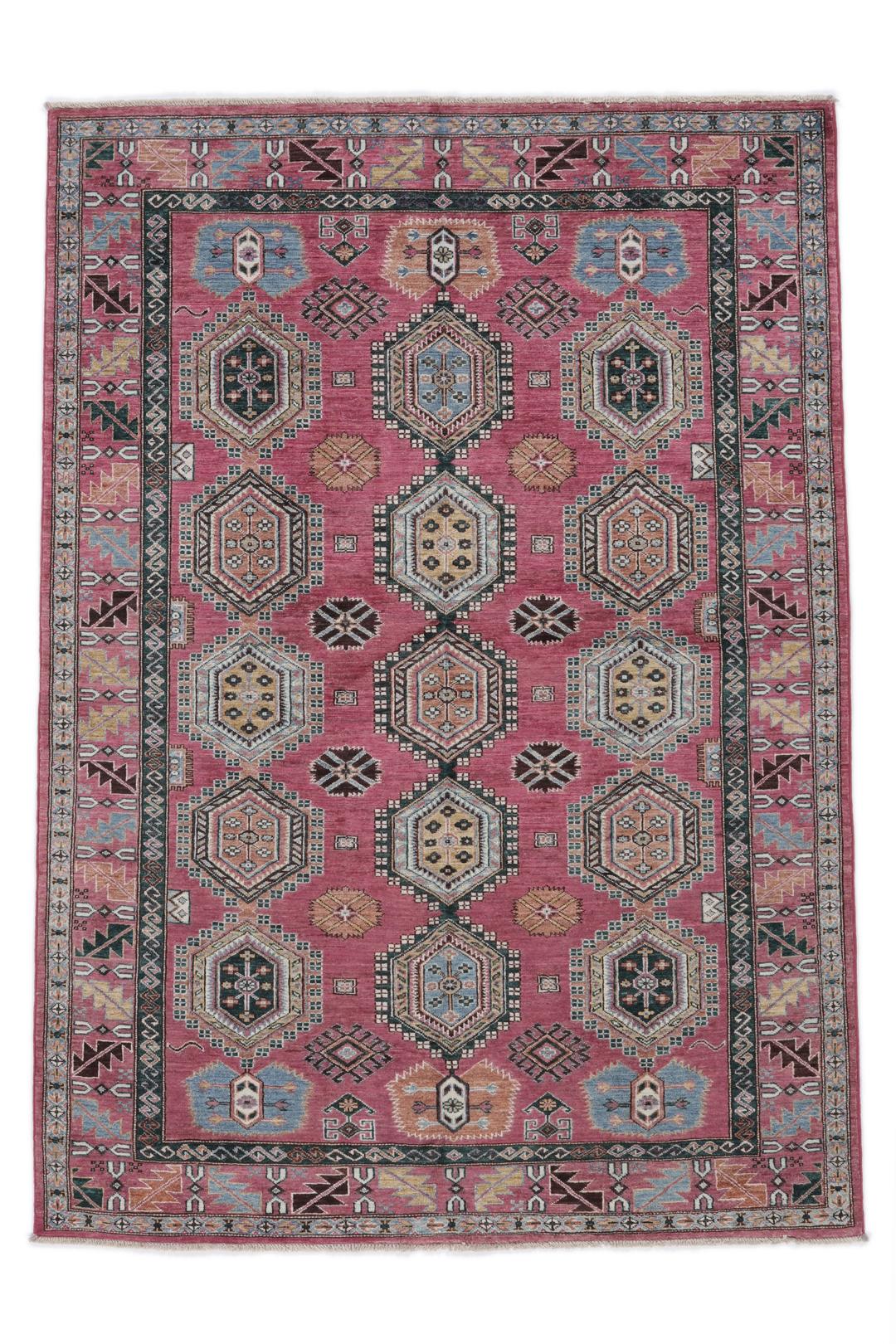 Un covor roșu vibrant Kazak Ariana cu medalioane geometrice complexe, înnodat manual în Afganistan.