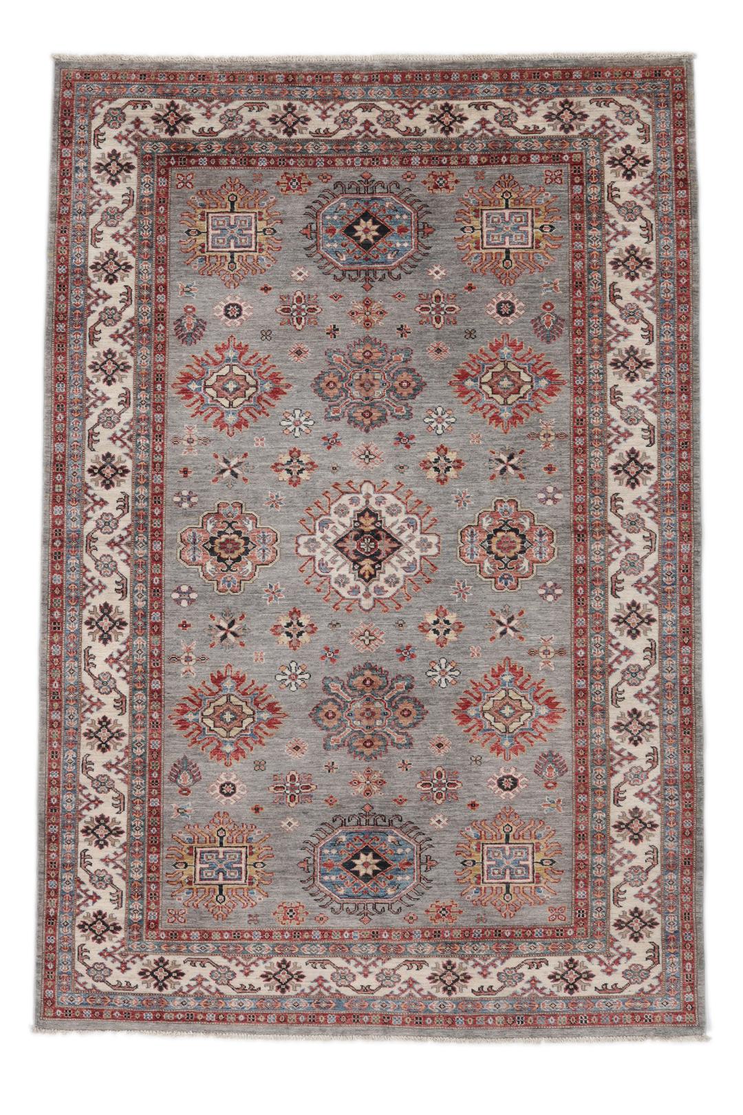Covor Kazak înnodat manual, originar din Afganistan, cu un câmp gri și modele geometrice