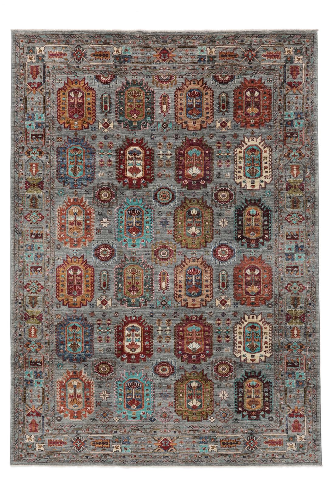 Alfombra de lana anudada a mano procedente de Afganistán con intrincados motivos multicolor sobre un fondo gris.
