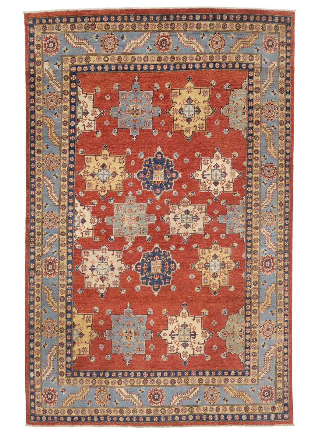 Een handgeknoopt Afghaans Kazak-tapijt met een rood veld en kleurrijke geometrische medaillons.