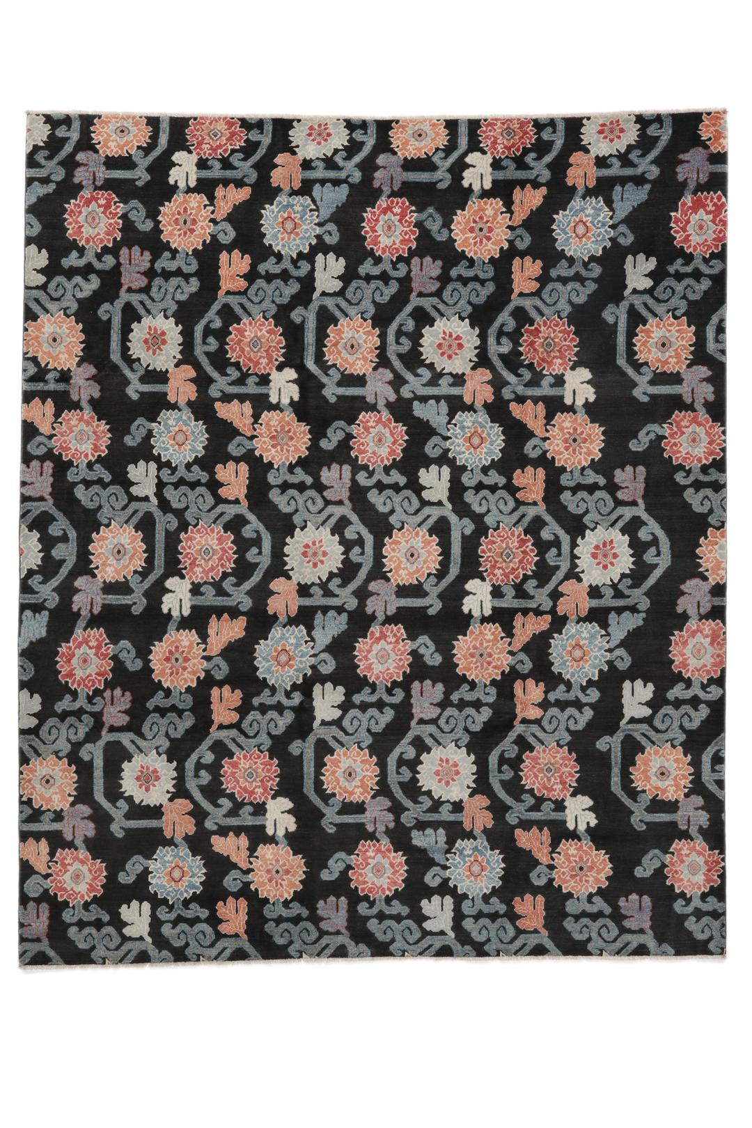 Tapis Kazak noué à la main avec un fond noir et des motifs floraux colorés