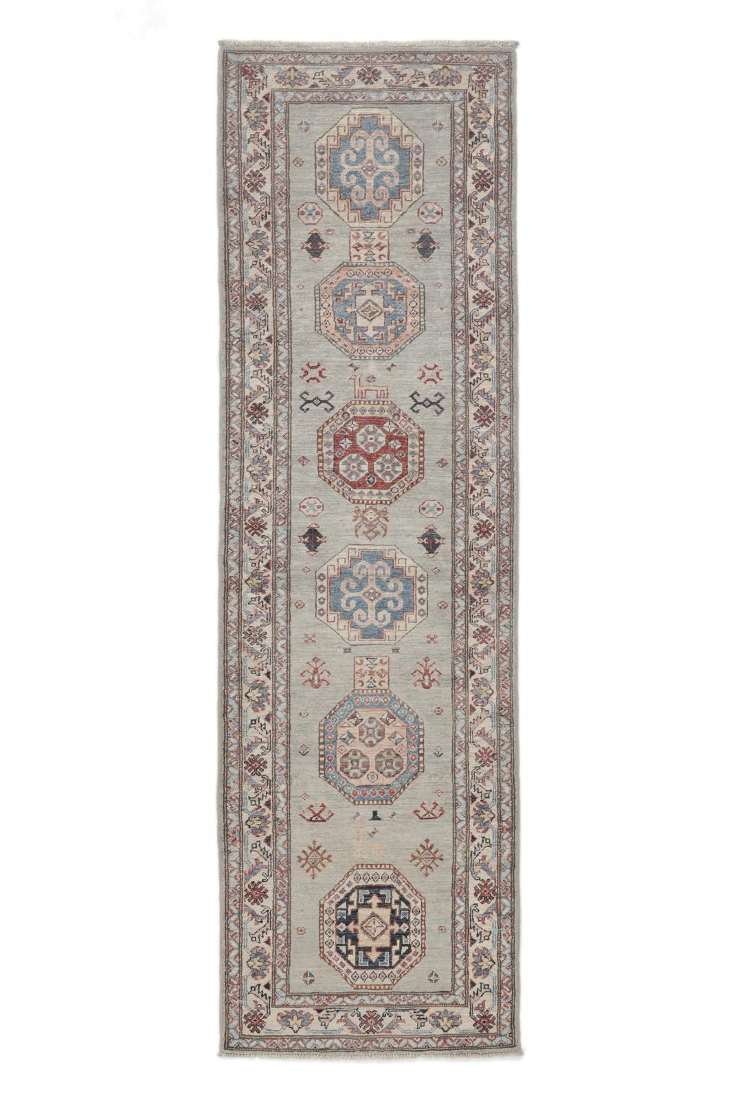 Alfombra pasillo de Oriente Medio anudada a mano con medallones geométricos en tonos grises, azules y rojos.