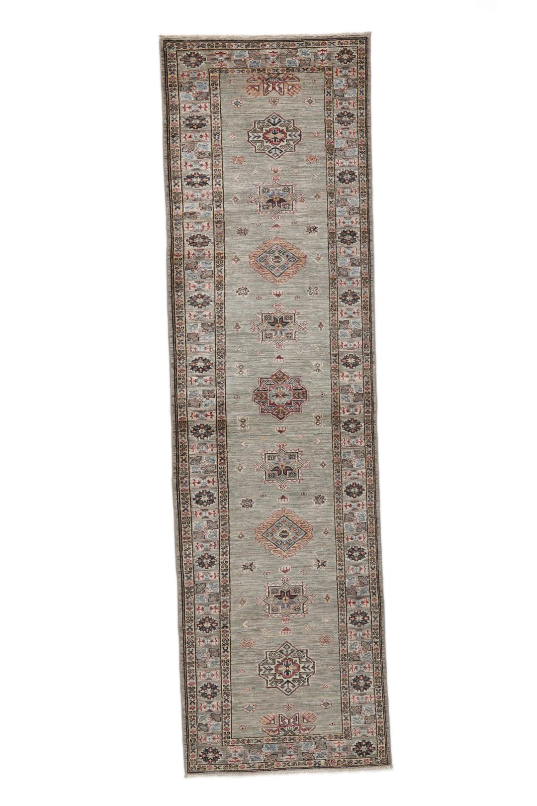 Un tapis couloir Kazak afghan noué à la main avec des motifs traditionnels gris et multicolores.