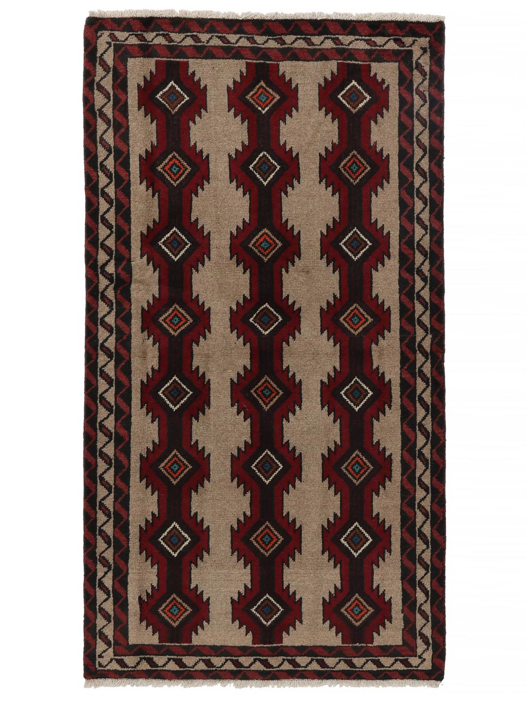 Een handgeknoopt Baluch tapijt uit het Midden-Oosten met een geometrisch patroon in rood en beige.