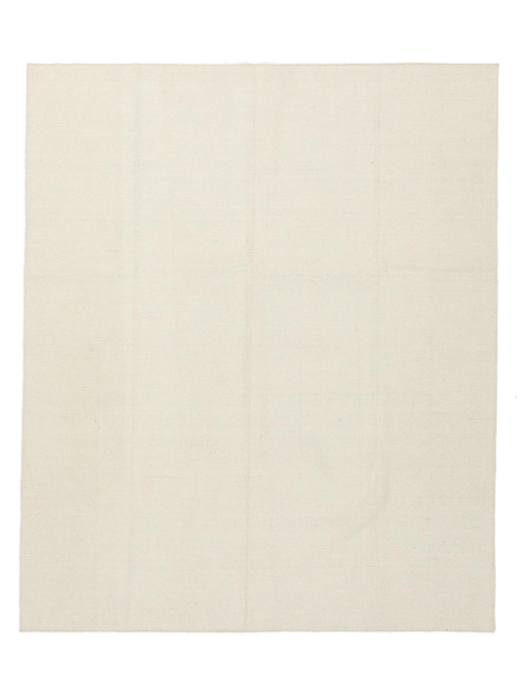 Um tapete Kilim tecido à mão, minimalista e de cor bege sólida, proveniente da Índia