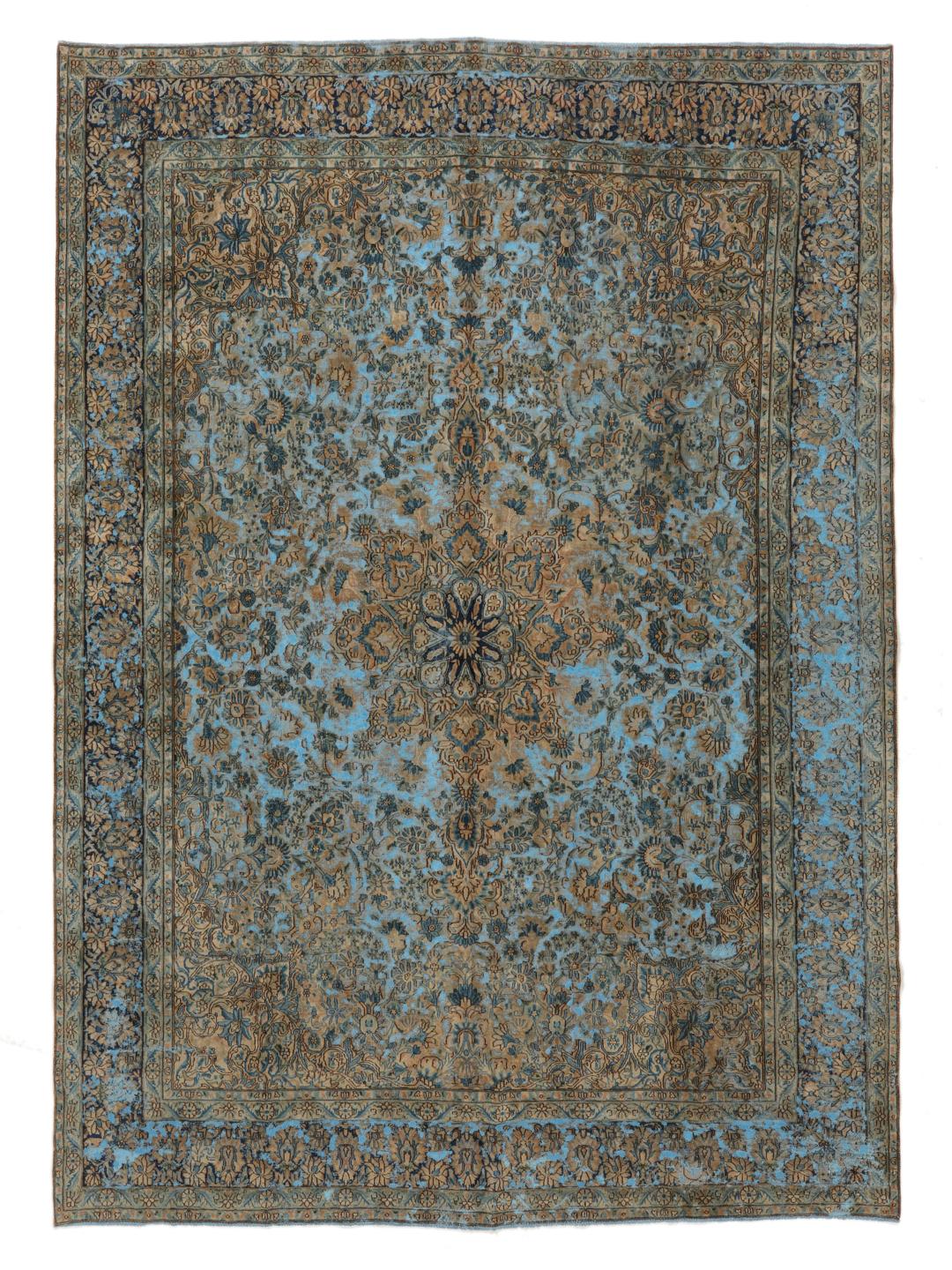 Een groot rechthoekig vintage kleed uit het Midden-Oosten met een bloemendesign in blauwe en bruine tinten.