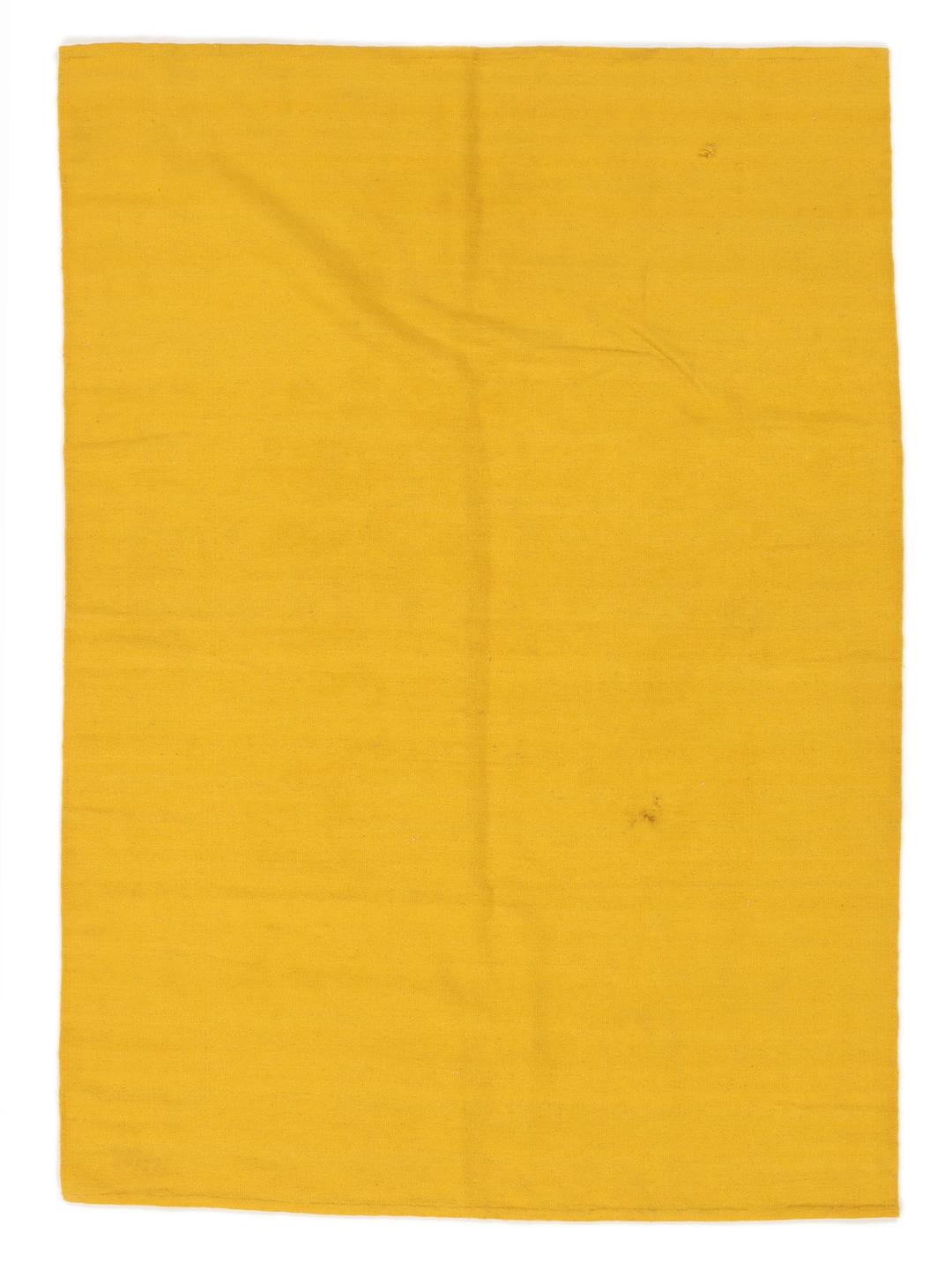 Un vivace tappeto giallo tessuto a mano proveniente dall'India