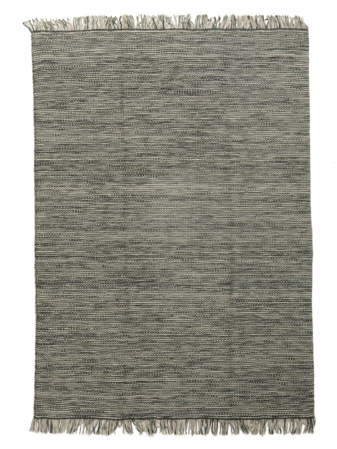 Handgeweven Indiaas tapijt in grijstinten met een getextureerde, minimalistische uitstraling.