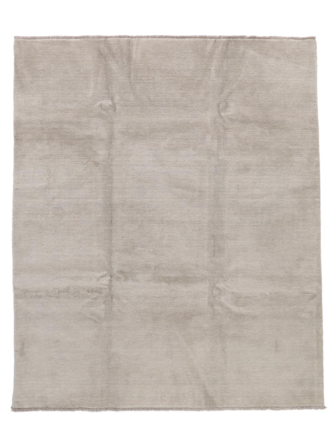 Een minimalistisch beige handgeweven tapijt uit India met een zachte, monochrome pool.