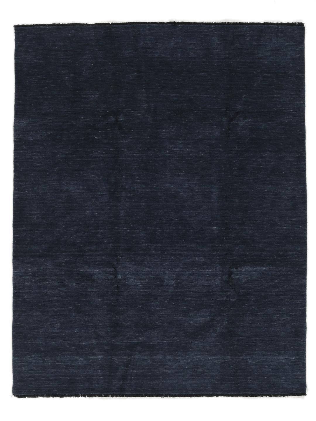 Een effen donkerblauw handgeweven tapijt met een zachte, dichte pool.