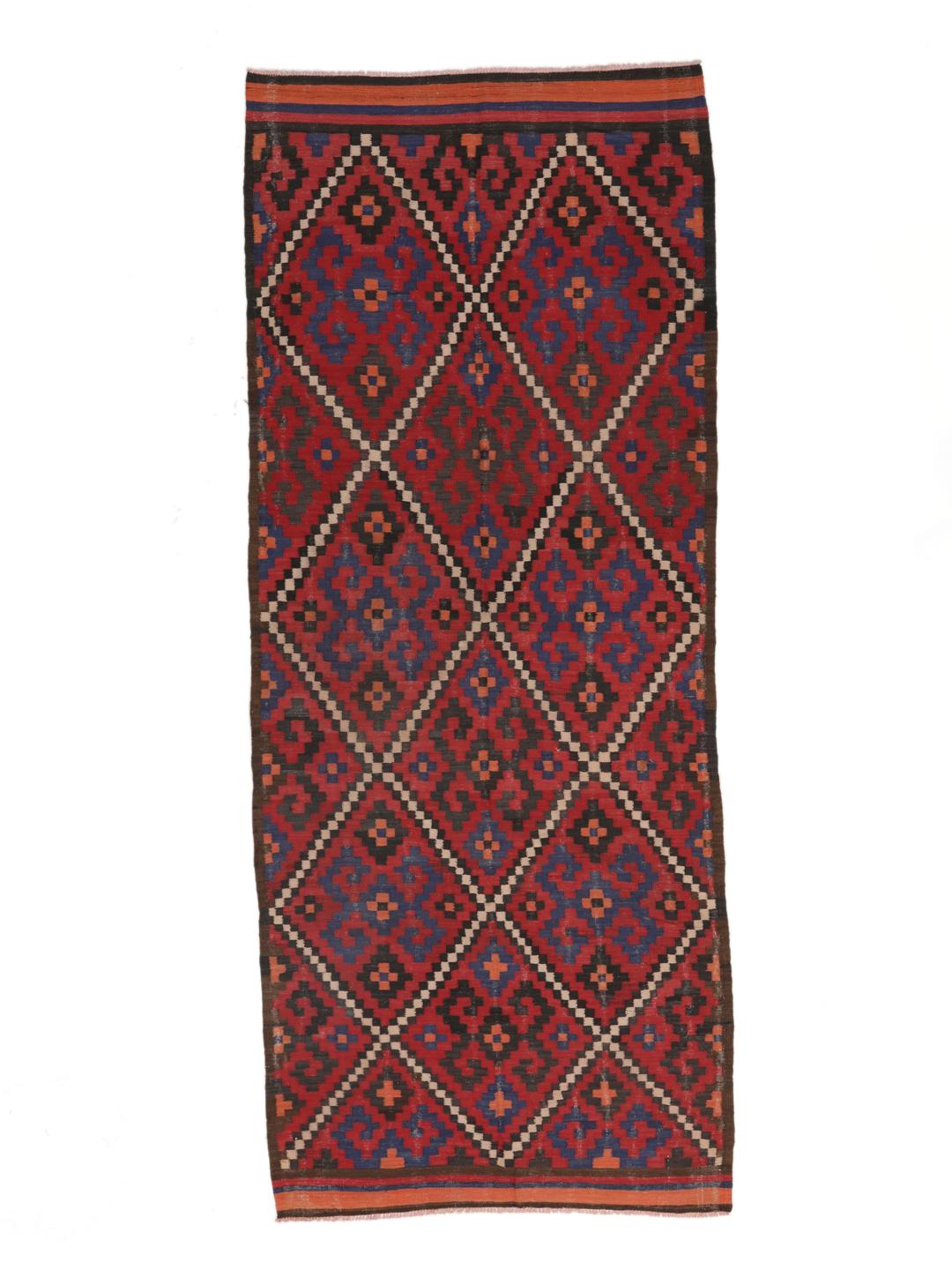 Un long tapis couloir afghan tissé à la main présentant un motif répétitif en losange dans des tons de rouge, bleu et noir.