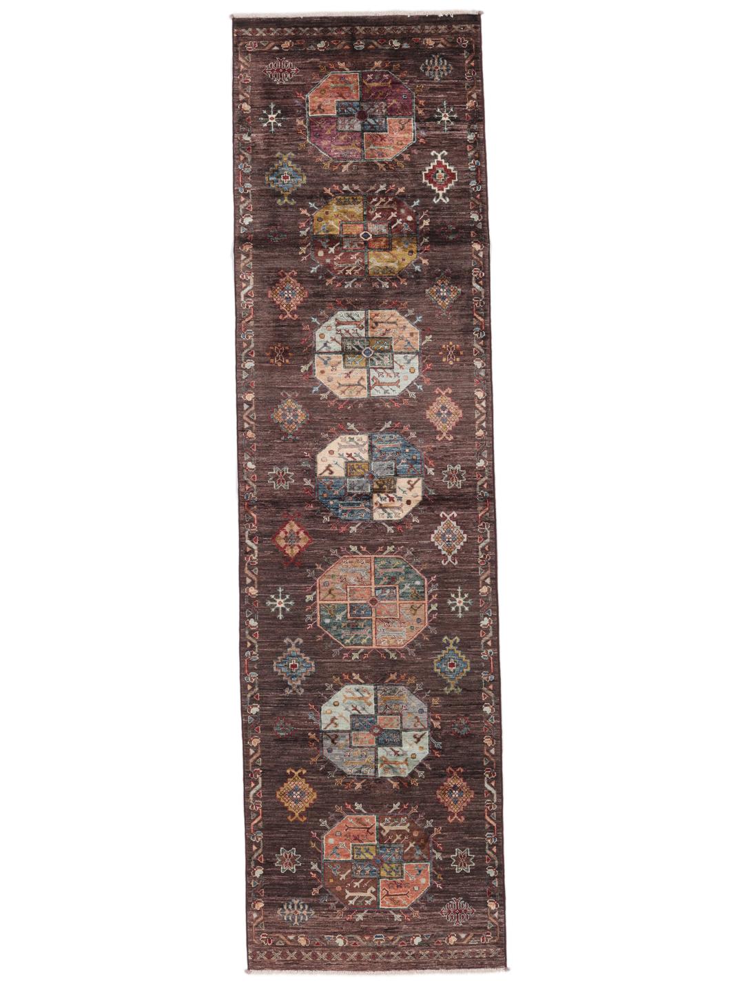 Un tapis couloir unique fait main de couleur brune originaire d'Afghanistan