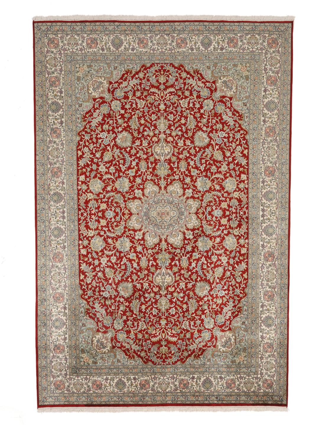 Et håndknyttet rødt Kashmir-silketæppe med et detaljeret blomstermedallion-design fra Indien.