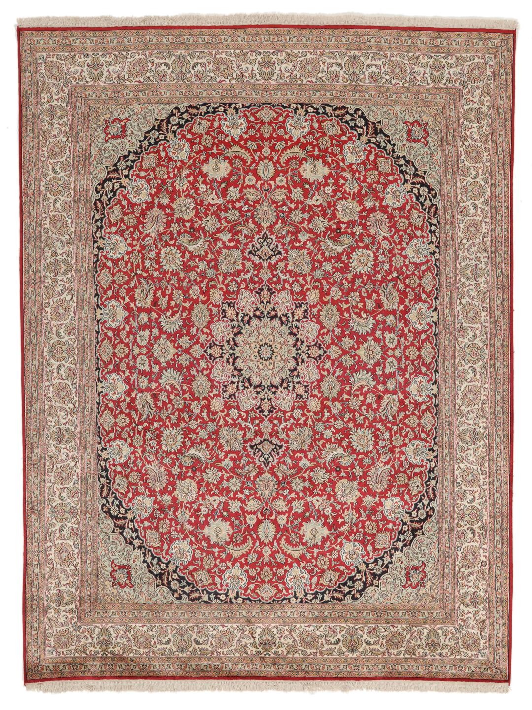 Et håndknyttet Kashmir-silketæppe fra Indien med et indviklet blomstermedallion-mønster i røde og beige nuancer.