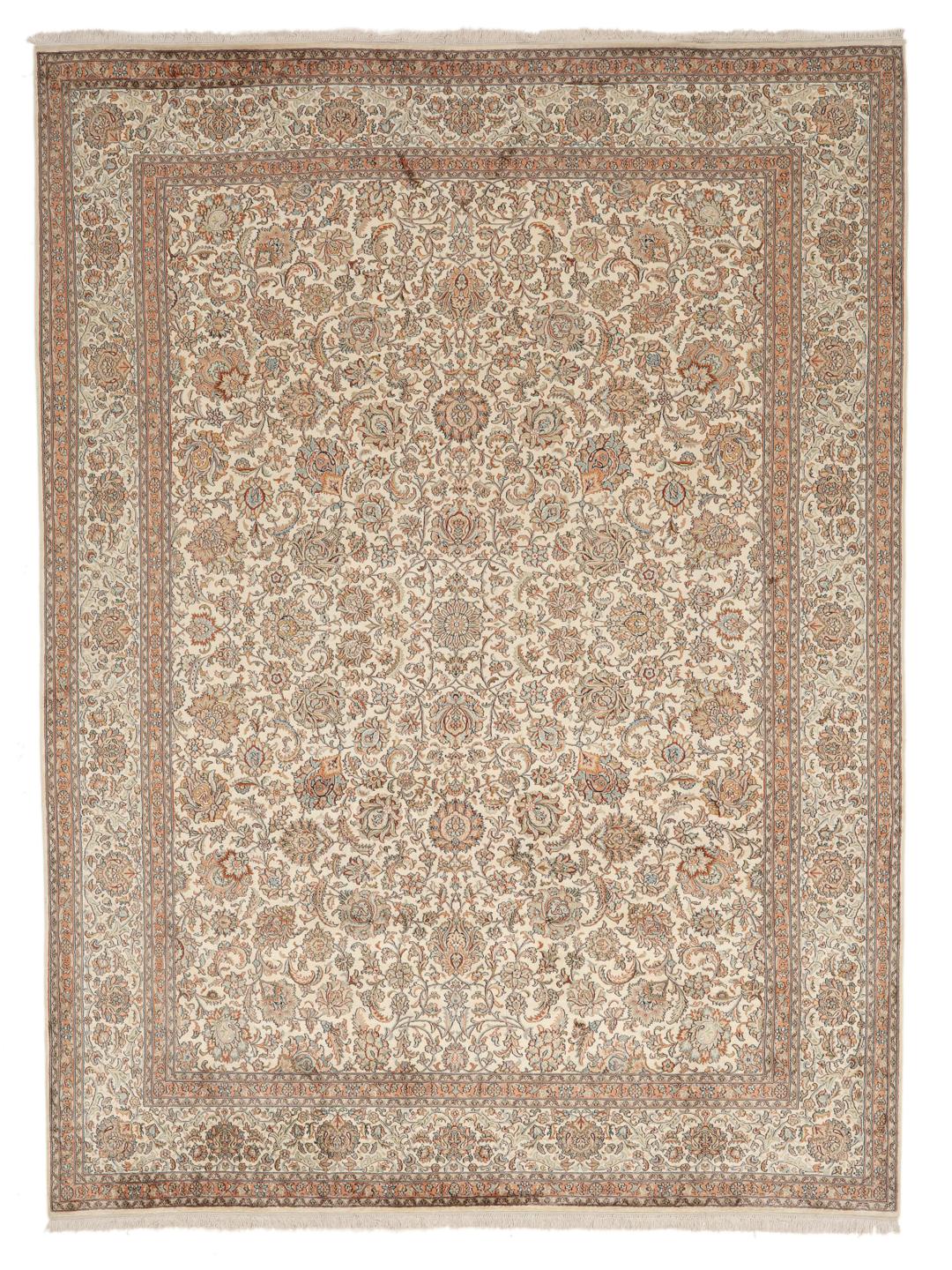 Håndknyttet Kashmir-silketæppe fra Indien med indviklede blomstermønstre i beige og bløde nuancer.
