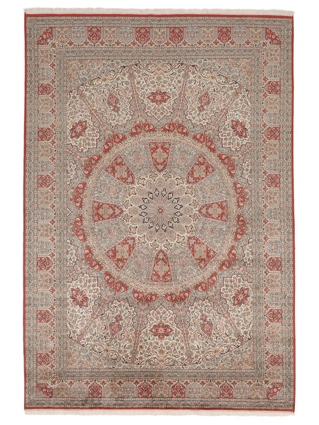 Et luksuriøst håndknyttet Kashmir-silketæppe fra Indien med komplekse røde og beige blomstermotiver.