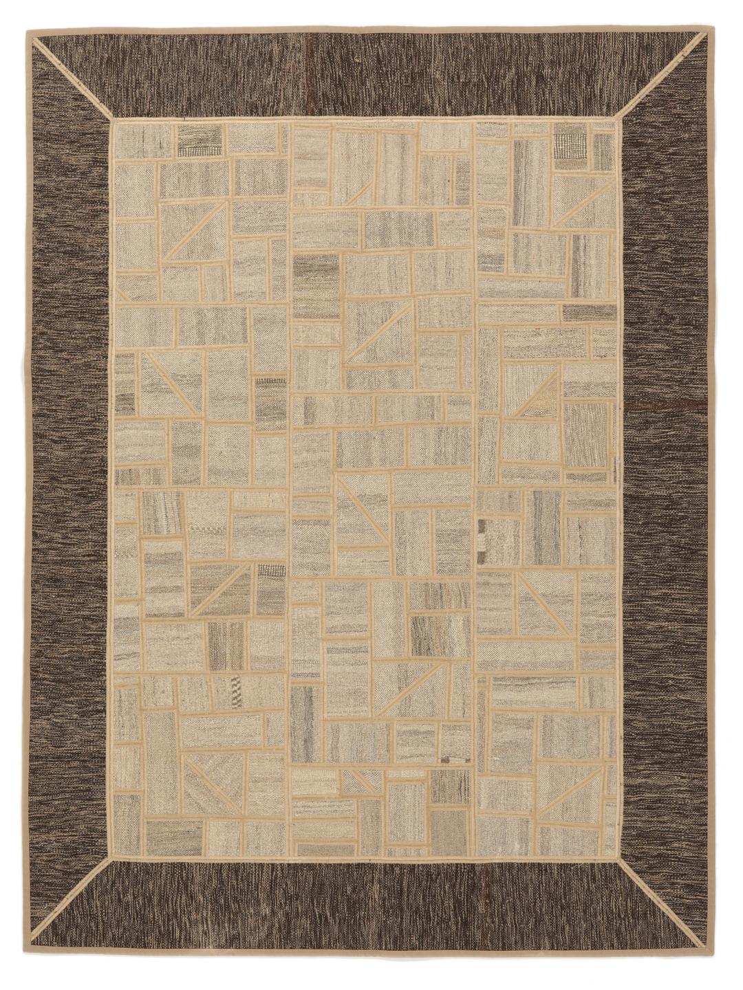 Un tapis patchwork rectangulaire avec des motifs géométriques en beige et marron, tissé à la main au Moyen-Orient.