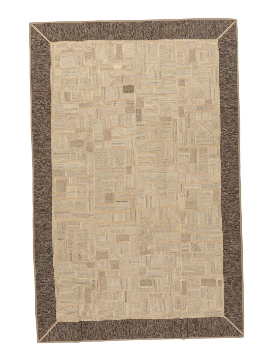 Een uniek rechthoekig patchwork tapijt met geometrische patronen in beige- en bruintinten.