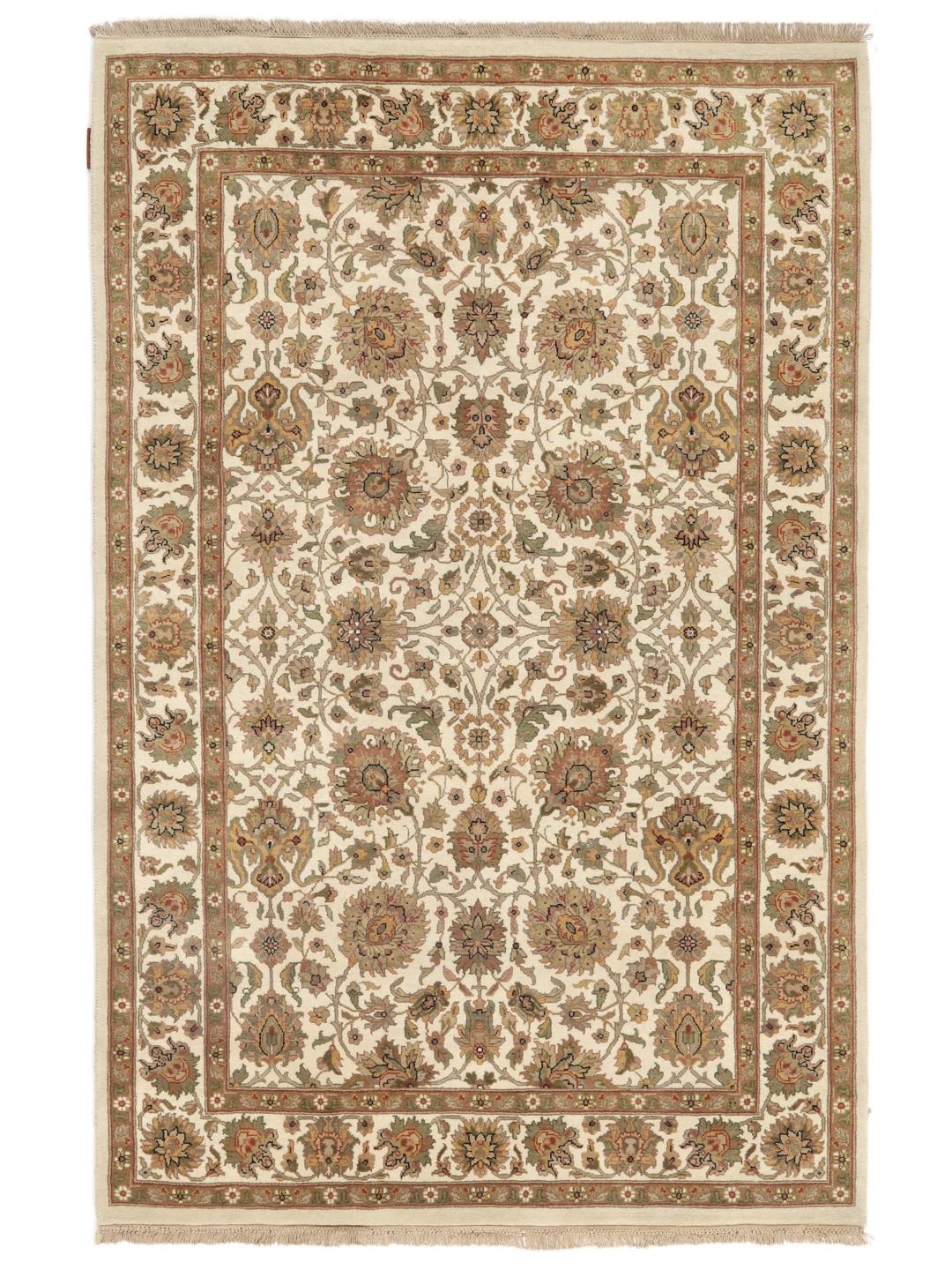 Et håndknyttet Sarough American tæppe fra Indien med et blomstermønster i beige og bløde jordfarver.