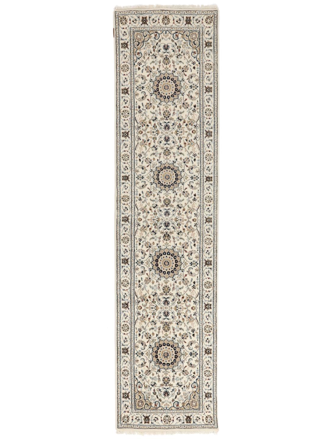Met de hand geknoopte beige Nain loper uit India met bloemmotieven