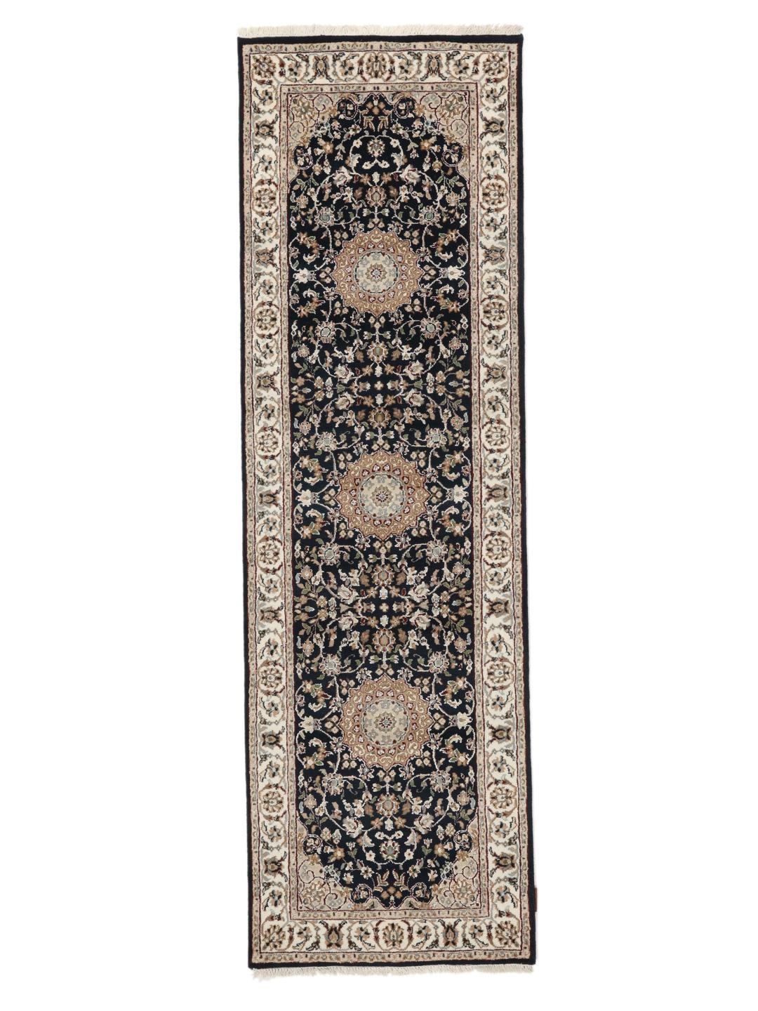 En håndknyttet Nain Indo løber fra Indien med et sofistikeret sort felt og indviklede blomstermotiver.