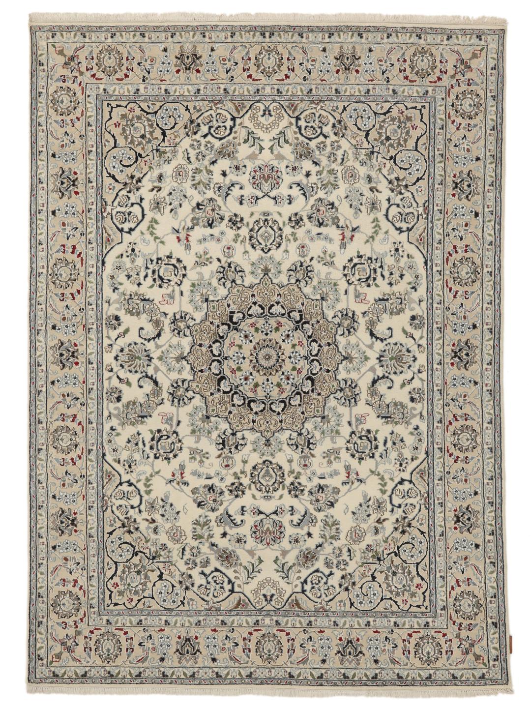 Un tapis Nain Indo noué à la main originaire d'Inde, présentant un motif floral beige complexe en médaillon.