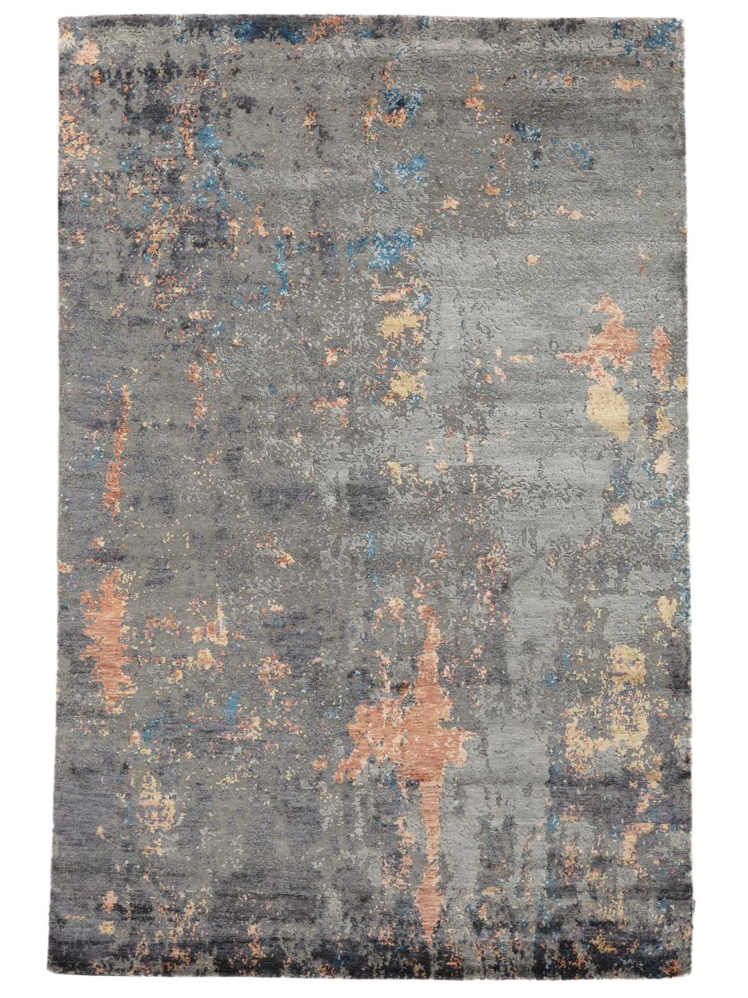 Een modern handgeknoopt tapijt uit India met een abstract ontwerp in grijze, blauwe en oranje tinten.