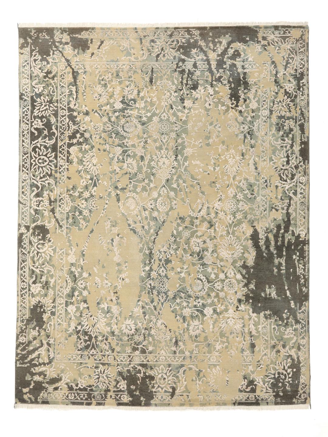 Een groot, handgeknoopt hedendaags Indiaas tapijt in beige en donkergrijze tinten met bloemmotieven.