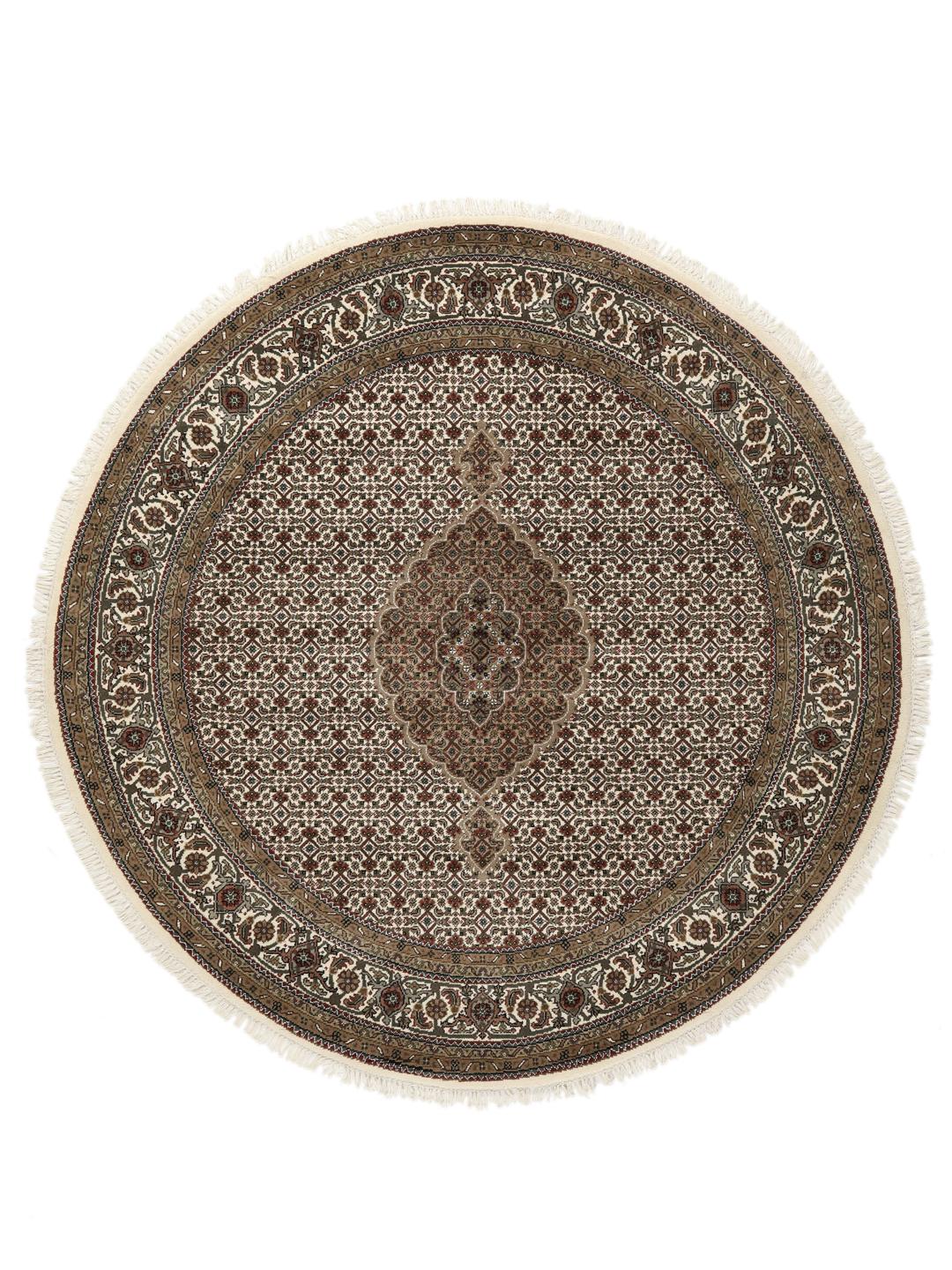 Et rundt, håndknyttet Tabriz-tæppe med detaljeret medaljon og blomstermotiver i brun og creme fra Indien.