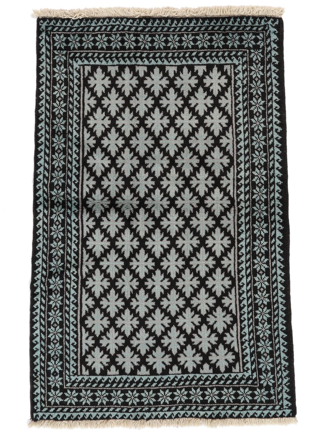 Handgeknoopt Baluch tapijt met geometrische motieven in zwart en lichtblauw, afkomstig uit het Midden-Oosten.