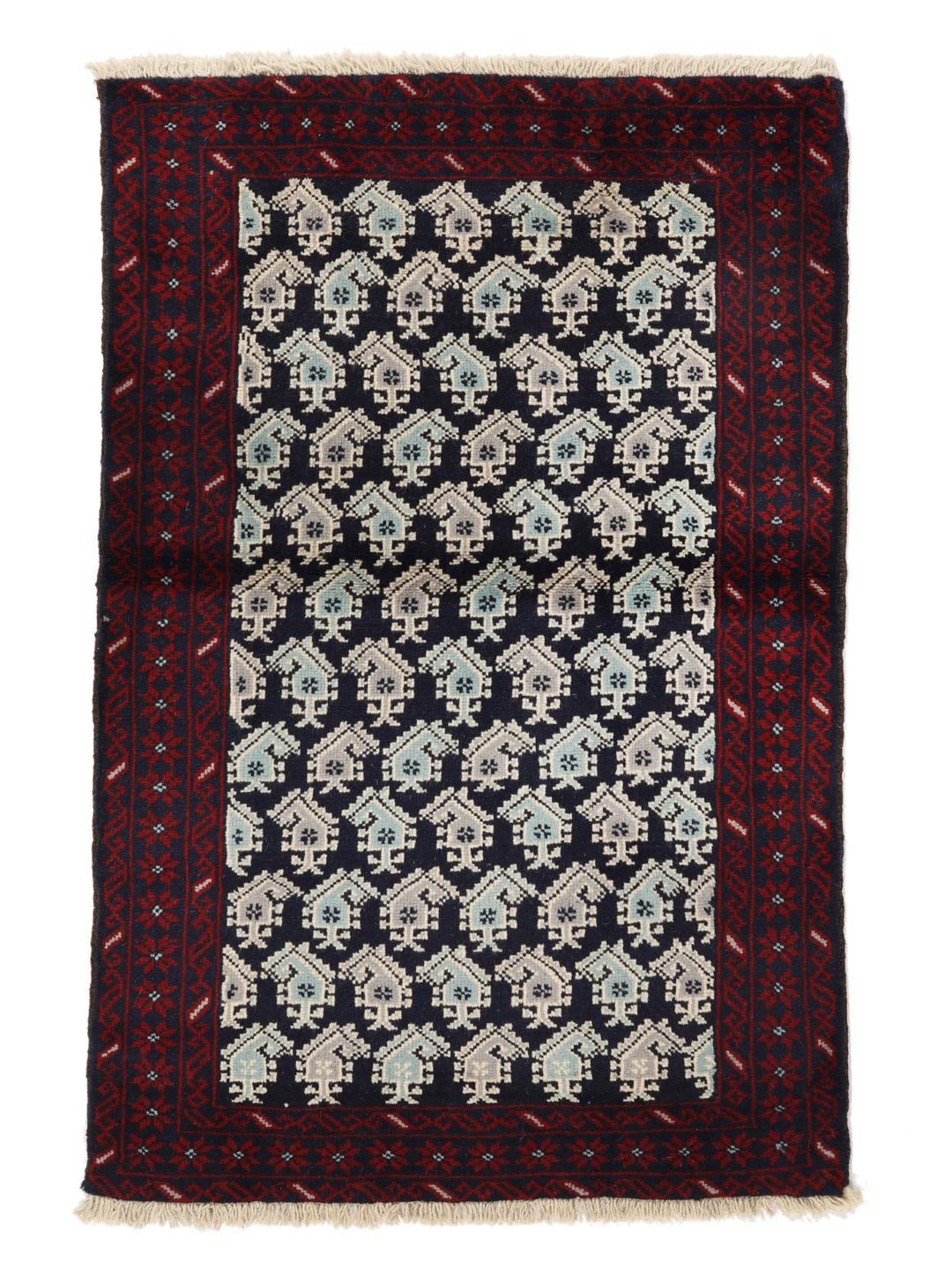 Handgeknoopt Baluch-tapijt met ingewikkelde geometrische motieven in donkerblauw en rood.