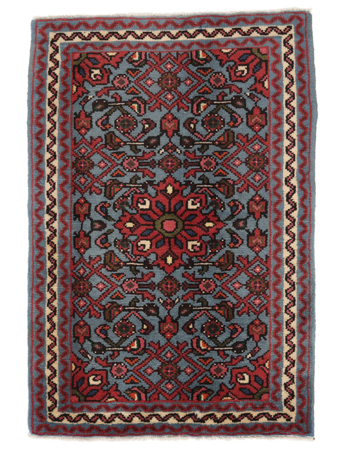 Een klein handgeknoopt Hosseinabad-tapijt uit het Midden-Oosten met een blauw en rood geometrisch patroon