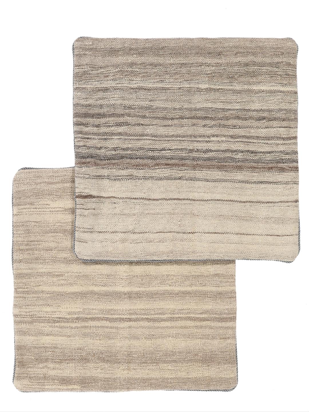 Twee handgemaakte vierkante kussenslopen met een gestreept ontwerp in beige tinten uit het Midden-Oosten