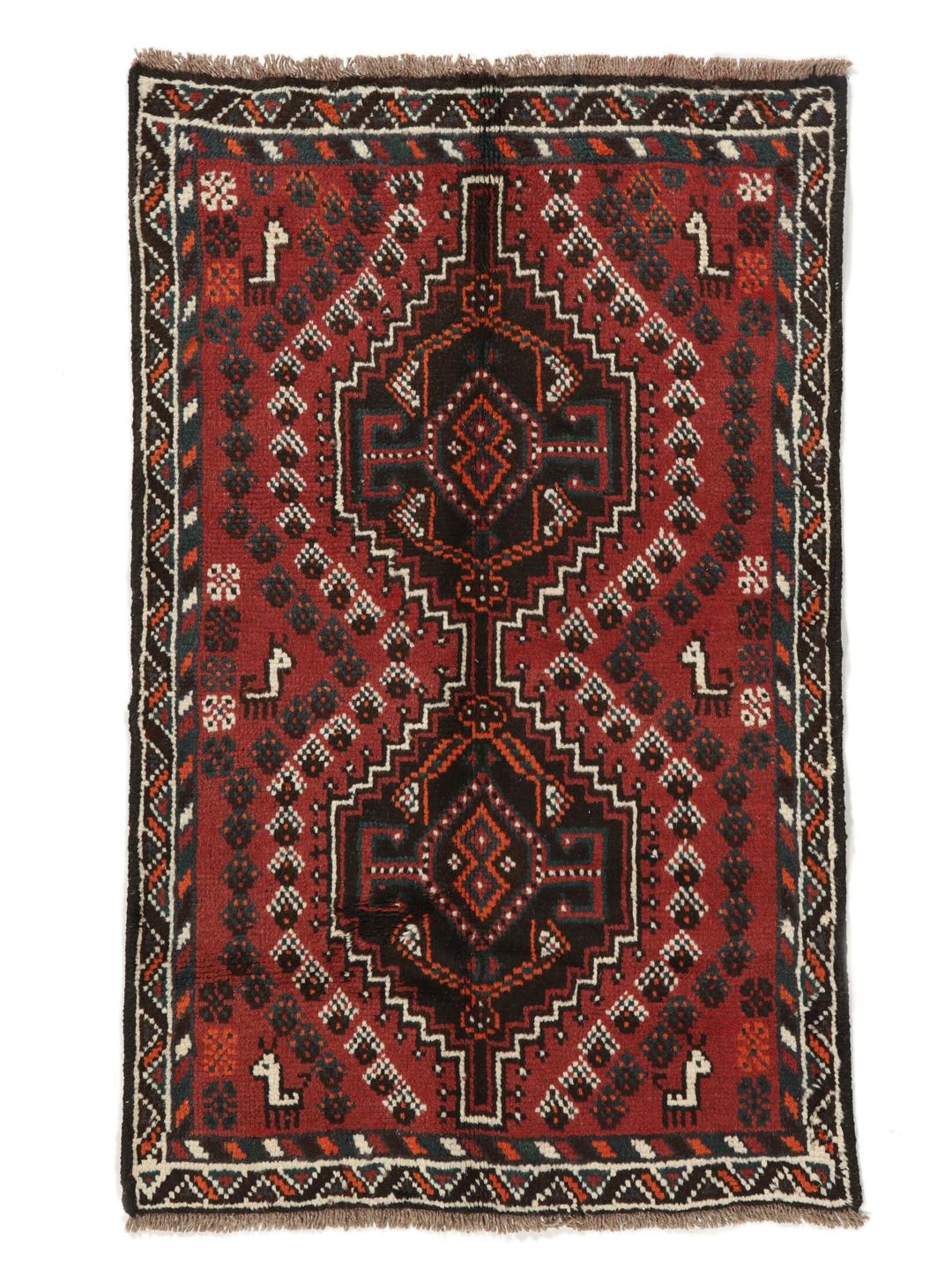 Et håndknyttet Shiraz-tæppe fra Mellemøsten med et mørkerødt og sort geometrisk design.