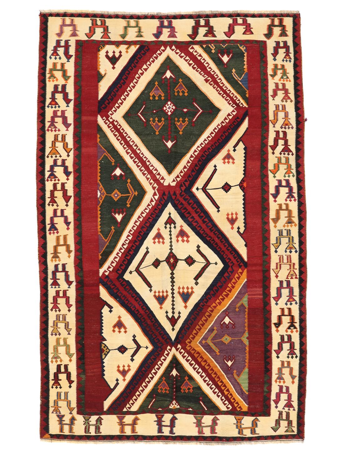 Un tapis kilim vintage tissé à la main provenant du Moyen-Orient, arborant de grands motifs géométriques en forme de losanges dans des tons rouge, vert et crème.