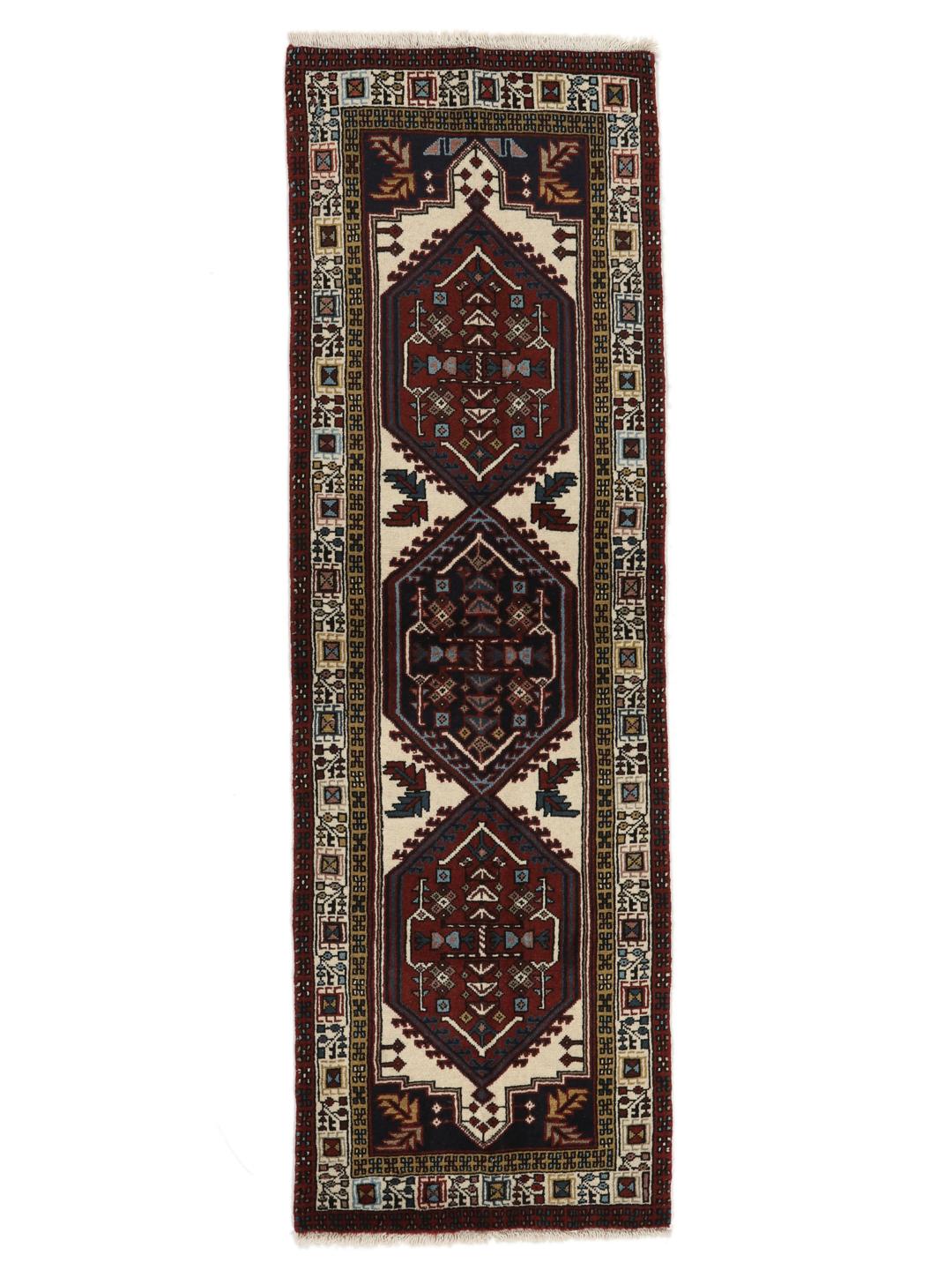 Een handgeknoopte Ardebil loper met donkerrode en beige geometrische patronen uit het Midden-Oosten.