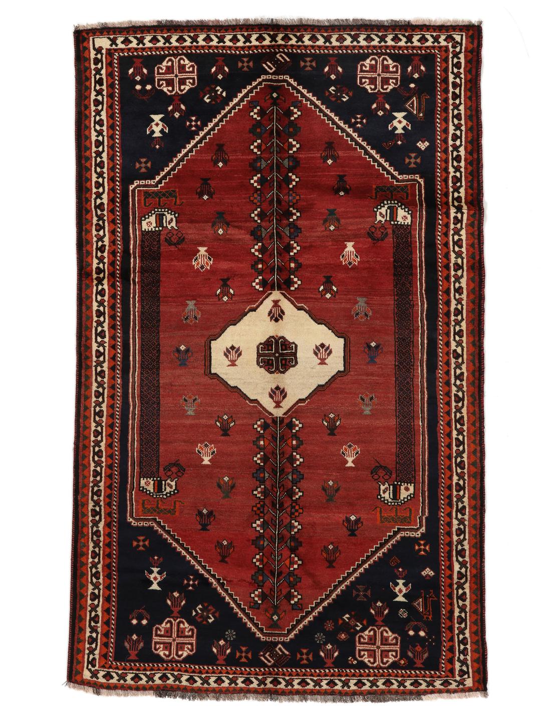Een rechthoekig handgeknoopt Ghashghai tapijt uit het Midden-Oosten met een donkerrood en donkerblauw palet met geometrische motieven.