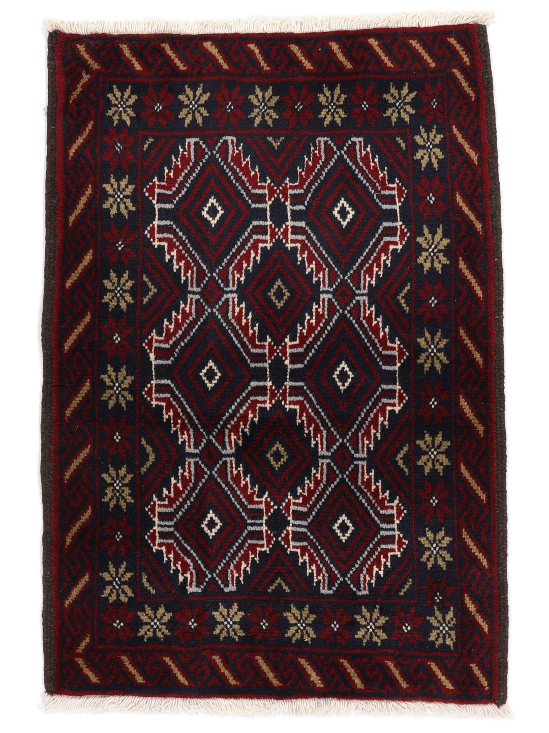 Et håndknyttet Baluch-tæppe fra Mellemøsten med et mørkerødt og blåt geometrisk design.