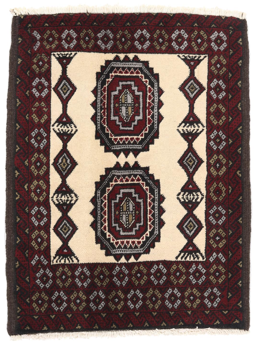 Et håndknyttet Baluch-tæppe fra Mellemøsten med et mørkerødt og cremefarvet geometrisk design.