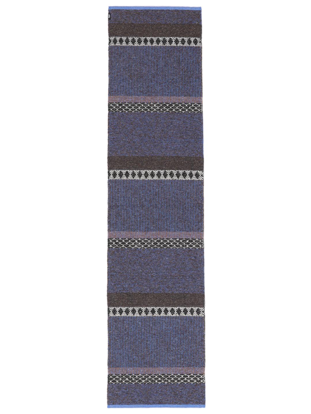 Een blauw en bruine loper met een gestreept en geometrisch patroon.