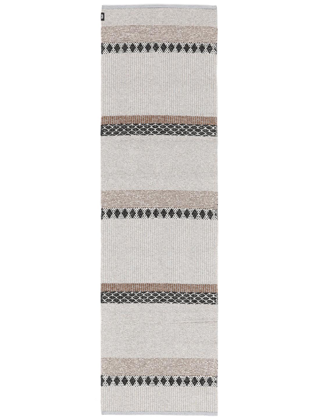 Een grijze en beige loper met geometrische patronen